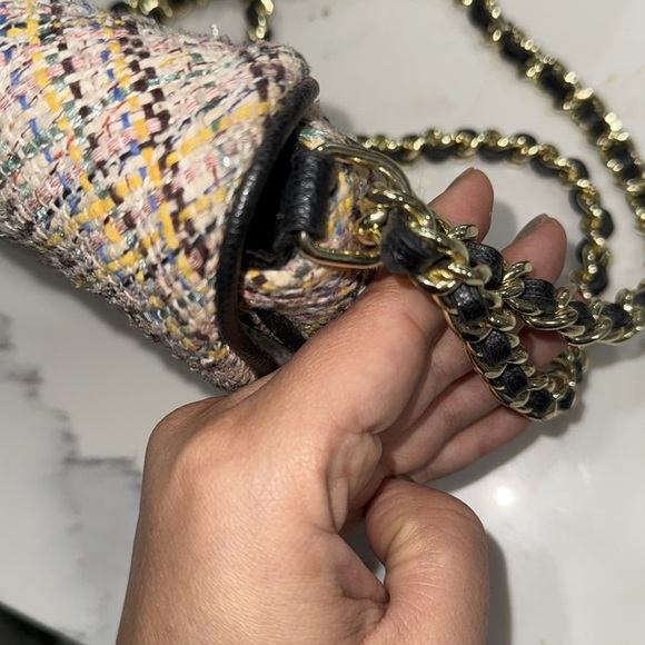 Karl Lagerfeld Paris Agyness tweed shoulder bag with a turn-lock closure - Picture 3 of 9